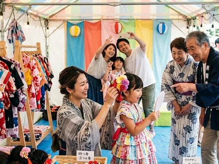 浴衣姿の家族