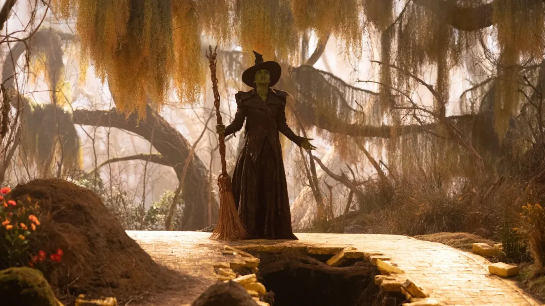 緑色の肌の魔女が森に立っている