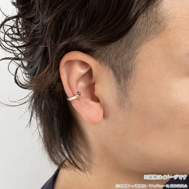 男性がイヤーカフを着用しているイメージ