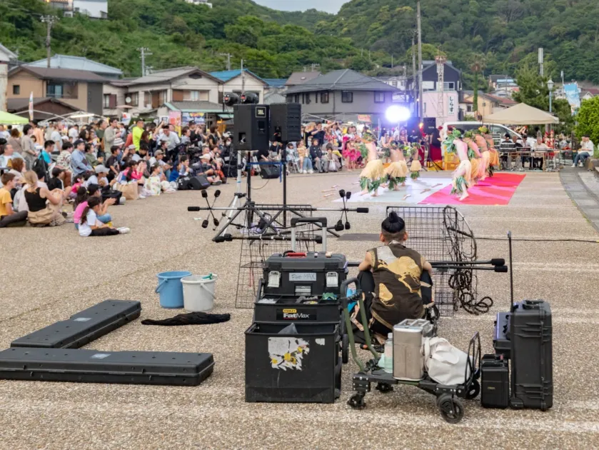 屋外の広場でフラダンスを披露するダンサーたち