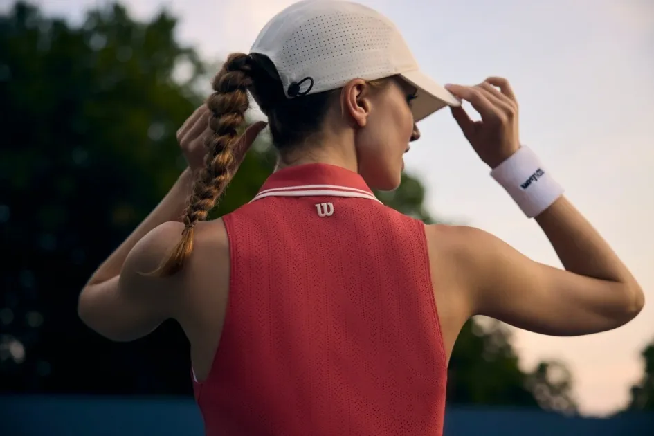 テニスをする女性とWilsonのロゴ
