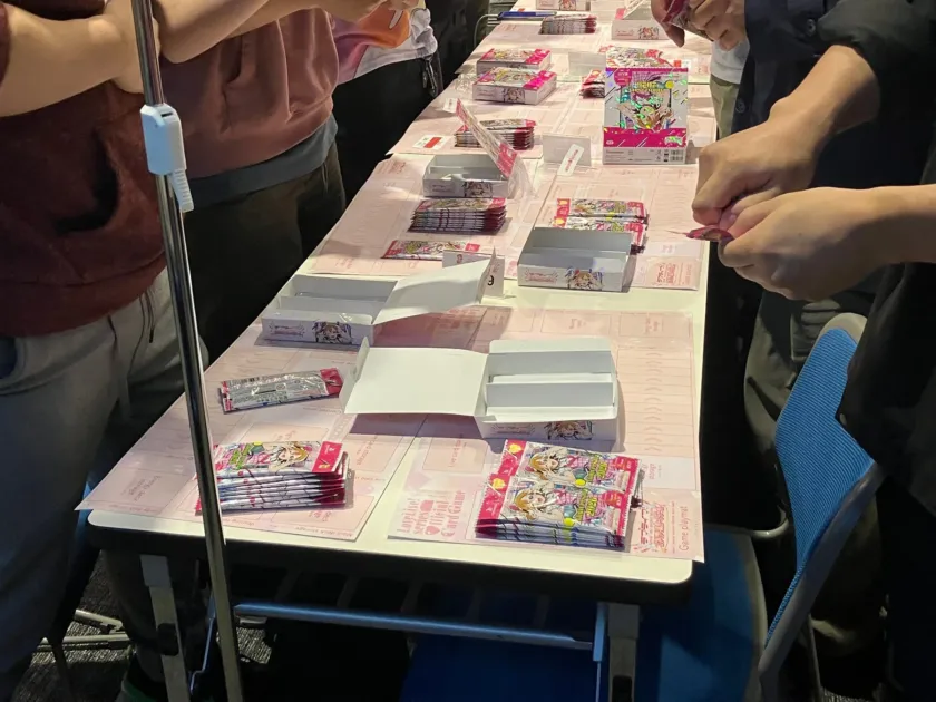 拡大版1BOXライブ！でカードを開封する参加者たち