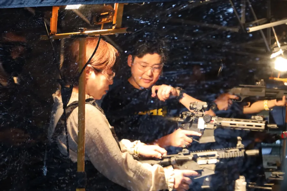 ライフルの操作を学ぶ男女