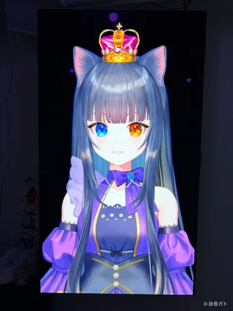 アニメ,VTuber,猫耳,王冠,オッドアイ,ロングヘア,紫の服,笑顔,女性キャラクター,ファンタジー