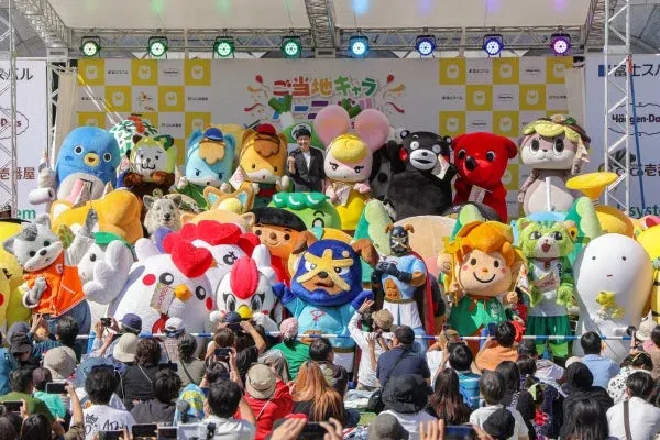 多数のご当地キャラクターがステージに集合