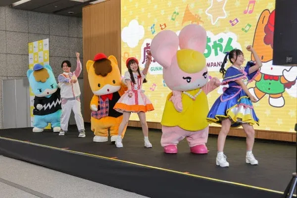 複数のゆるキャラとパフォーマーがステージ上で楽しそうにダンス