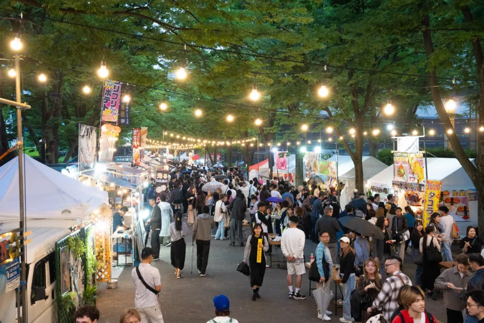 夜の公園で開催されている賑やかな屋外イベント