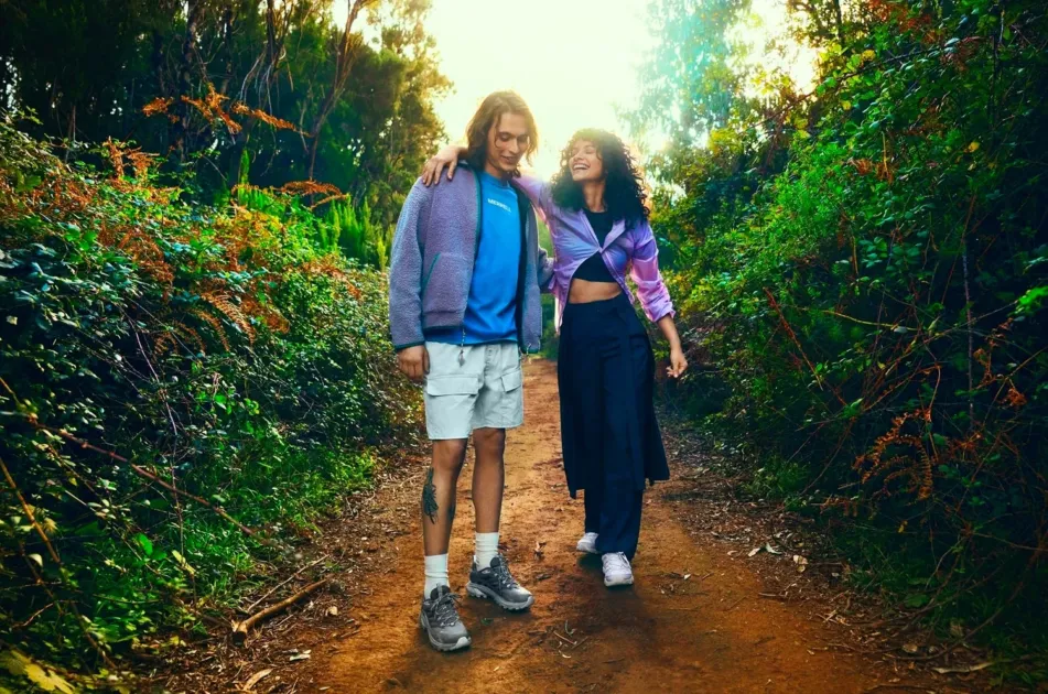 MERRELLのハイキングを楽しむカップル