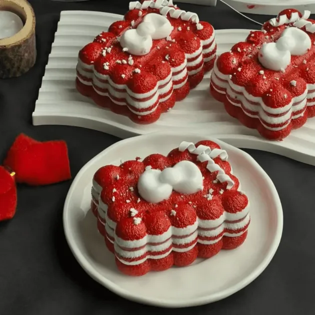 赤と白のケーキ