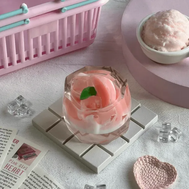 ピンクのデザート
