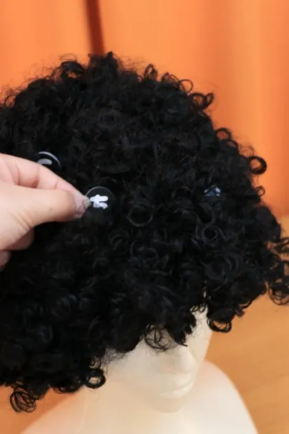 アフロにヘアクリップを取り付けている様子