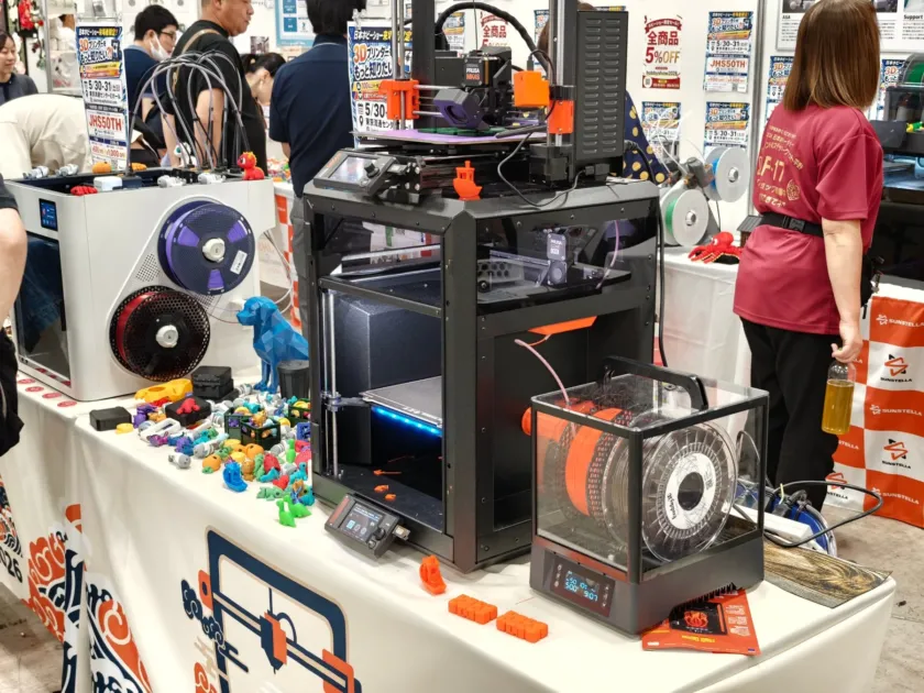日本ホビーショーにおける3Dプリンター実演または印刷作品展示の様子