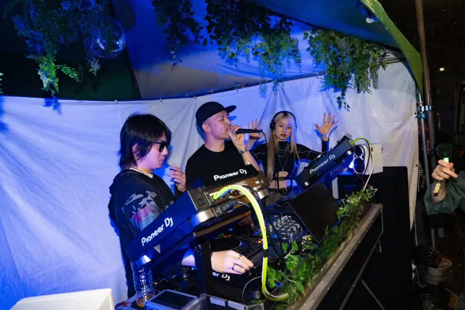 夜の屋外DJイベントの様子