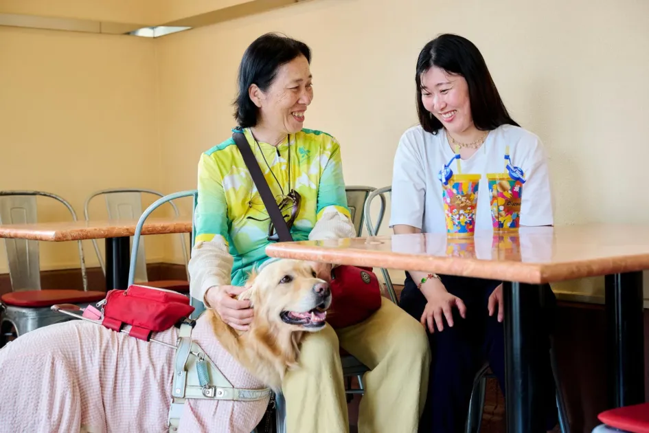 カフェで盲導犬と女性二人