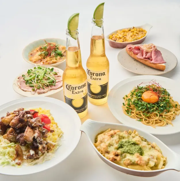 コロナビールと様々な料理が並ぶ食卓