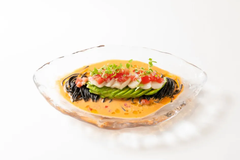 ホタテ貝柱とアボカドの冷製パスタ クリームビスク仕立て