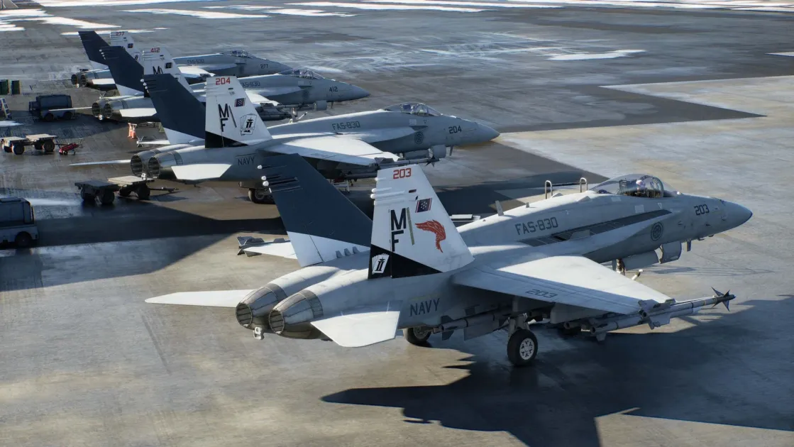 航空母艦の飛行甲板に駐機しているF/A-18