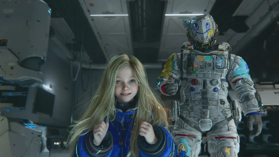 未来的な空間で、金髪の少女が、落書きのようなイラストで飾られた宇宙服を着た人物の隣に立っています
