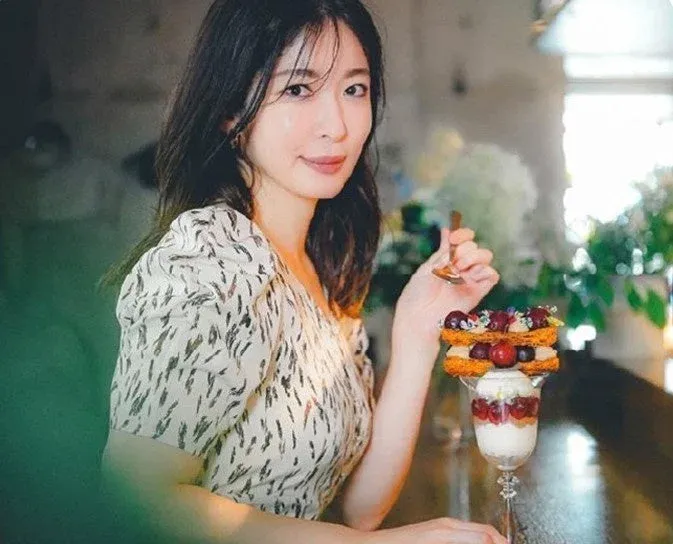 カフェでパフェを楽しむ女性