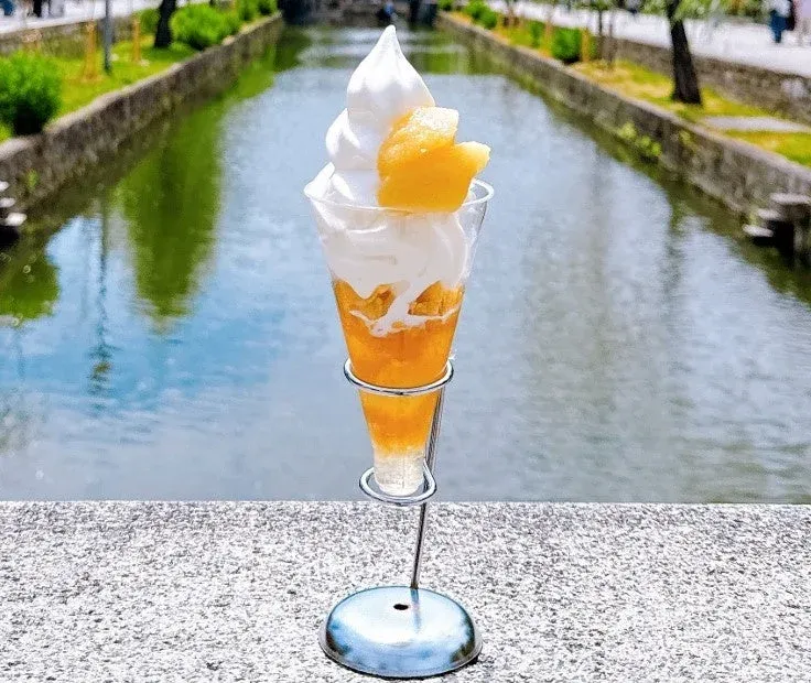 マンゴーとソフトクリームのパフェ