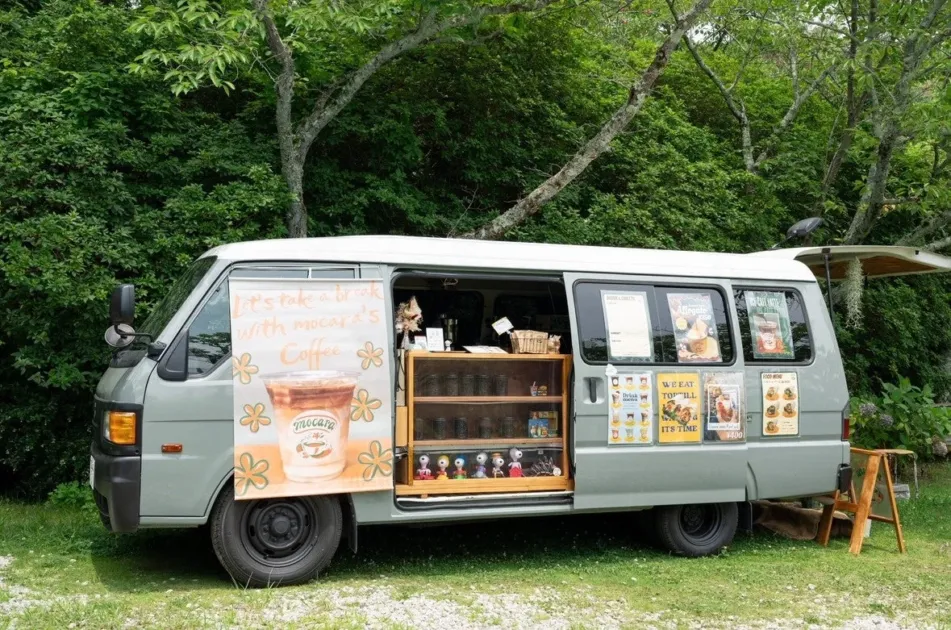 コーヒーを提供する移動販売車