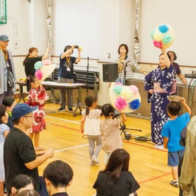 室内で盆踊りのワークショップに参加する人々