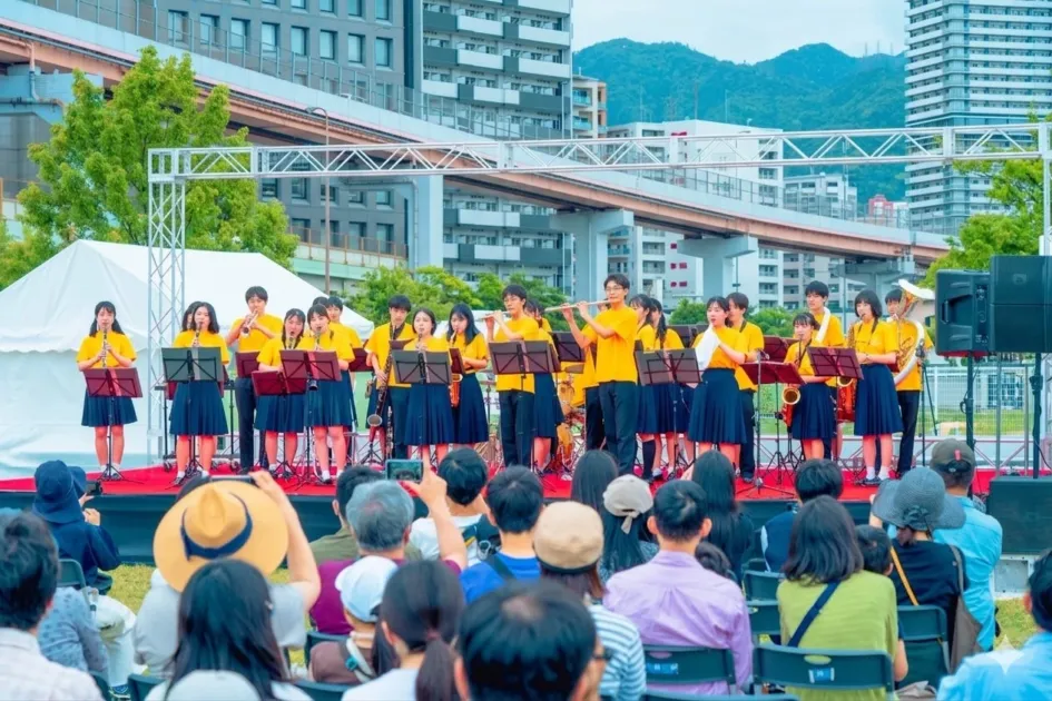 屋外ステージで演奏する学生たち
