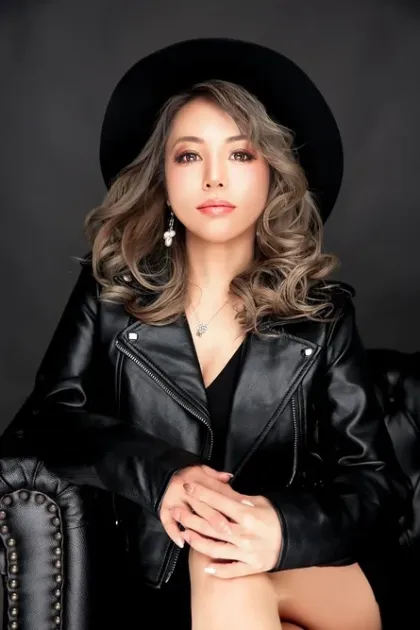 黒いハットとレザージャケットを着用した女性