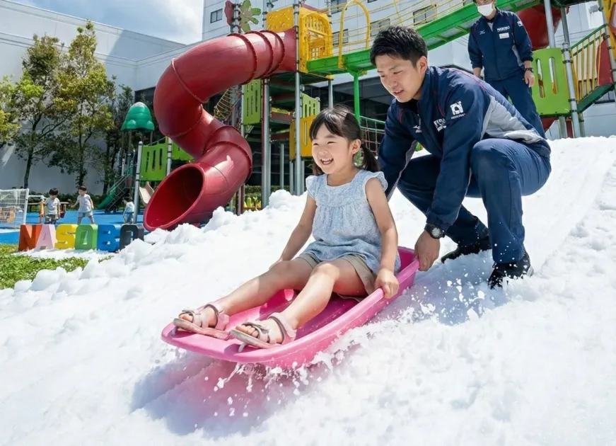 ソリ遊びを楽しむ子ども