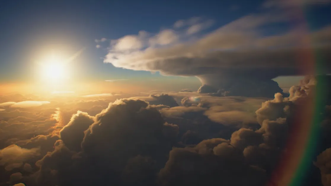 上空から見た雄大な夕焼けの風景