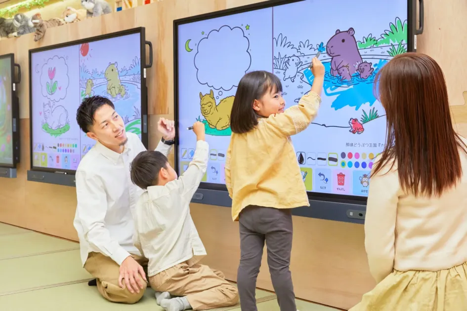 デジタルお絵かきを楽しむ様子