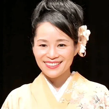 着物を着た笑顔の女性