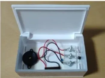 白いプラスチックの箱に組み込まれたブザーと電子部品