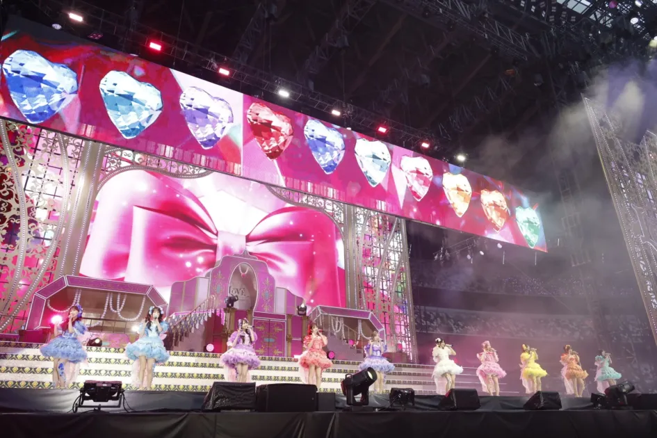 華やかなステージでパフォーマンスするアイドルグループ