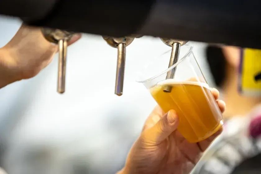 ビールを注ぐ様子