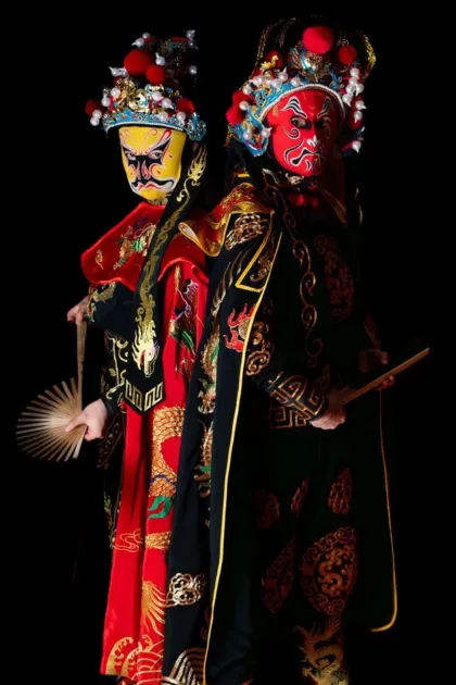 京劇の伝統衣装を着た演者