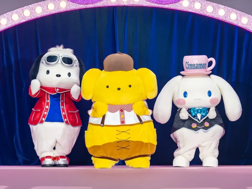 ポチャッコ、ポムポムプリン、シナモロールのサンリオキャラクター3体が、きらびやかなステージに並んで立っている様子を捉えた画像です。
