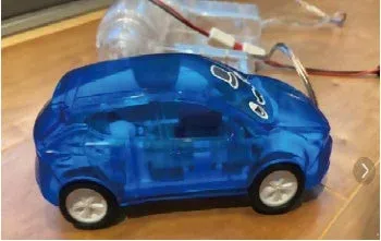 透明な青いプラスチック製のエコカーのおもちゃ