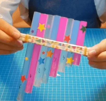 ストローと割り箸で作られたカラフルな手作りパンフルート