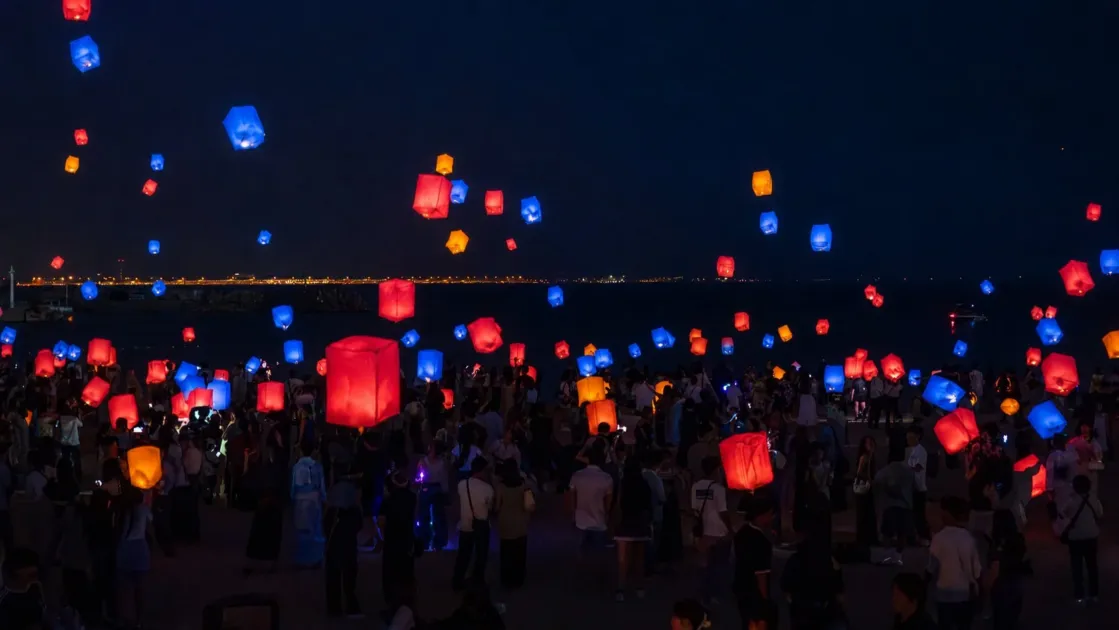 夜空に舞い上がるカラフルなランタン