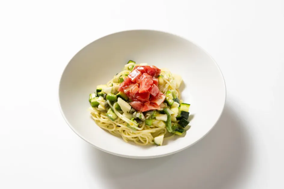 鹿醤油漬けマグロ脳天とネバネバ夏野菜の冷たいパスタ