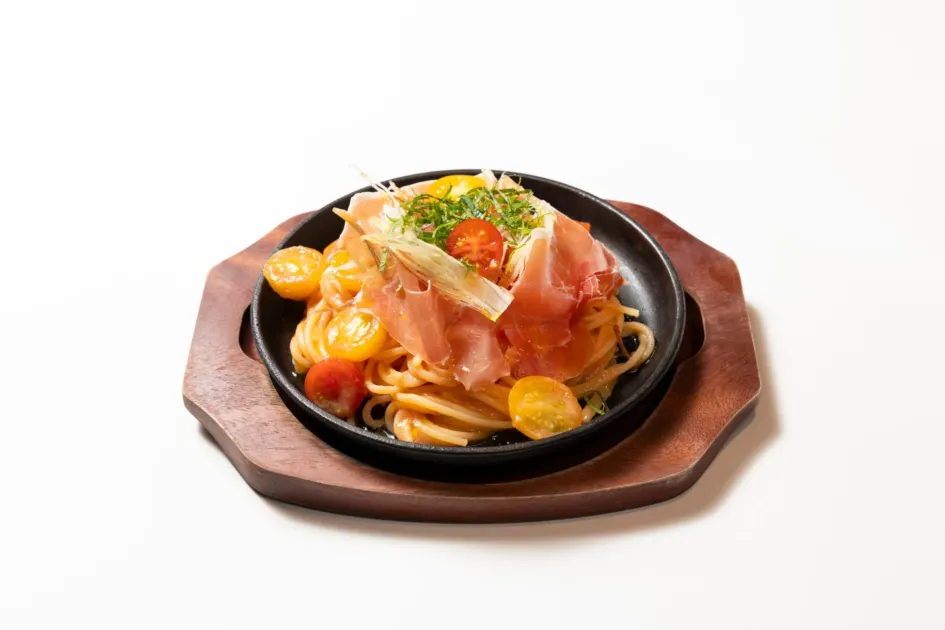 フルーツトマトと生ハムの鉄板冷製パスタ
