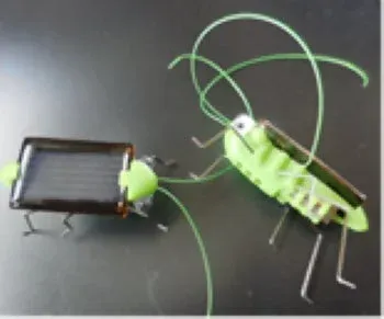 太陽光で動く2匹の虫型ロボット