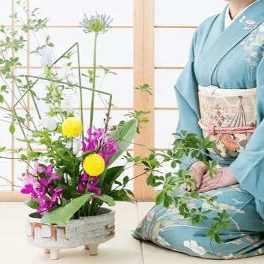 和室で生け花と着物の女性
