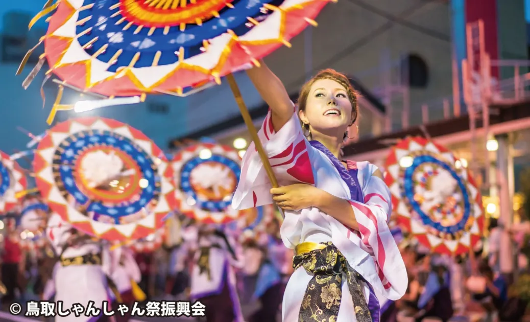 しゃんしゃん傘踊りの様子