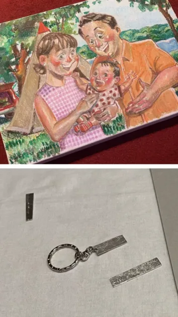 家族のイラストと金属製キーホルダー