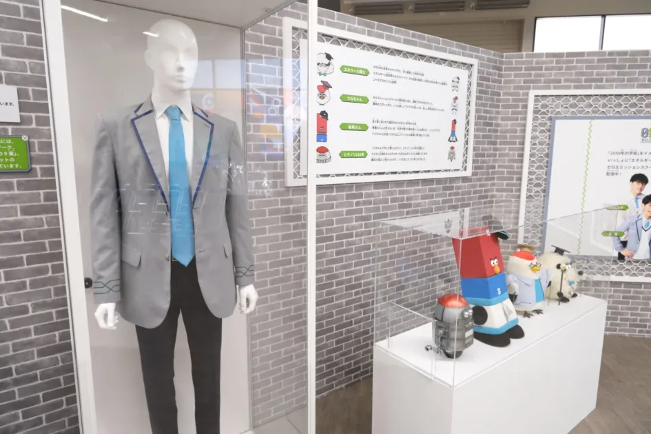 未来の学校をテーマにした展示で制服とキャラクターを紹介