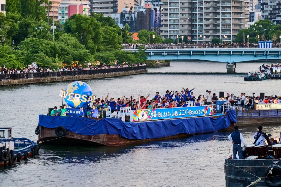 天神祭の水上パレードを進むUSJの船