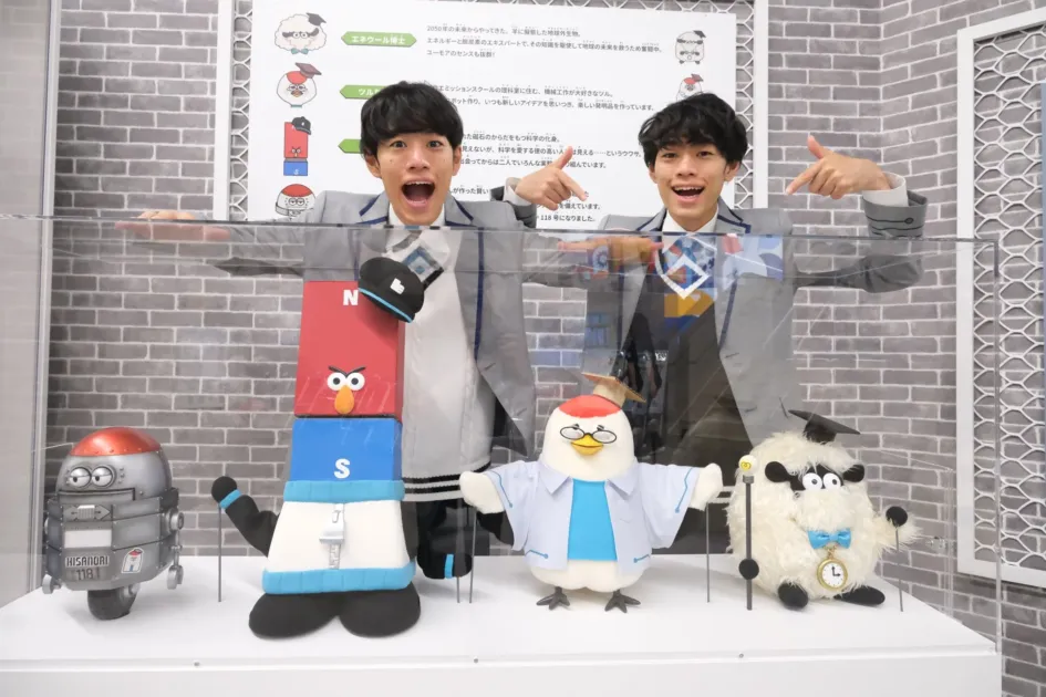 QuizKnockメンバーがパペットとともにポーズ