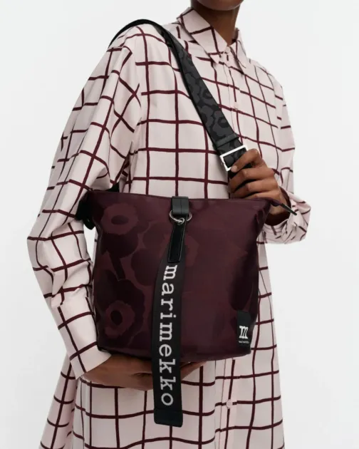 マリメッコ「Wear all day bags」ワインレッドのショルダーバッグ